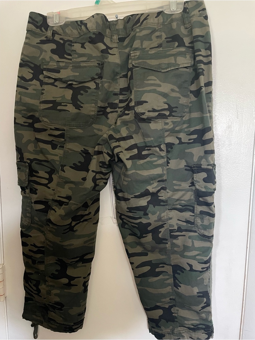 Women’s Camo Cargo Capri Pants - Green Camouflage